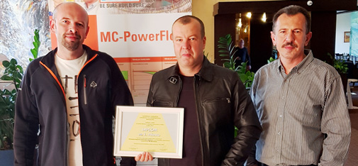 Das MC-Team um Martin Struk, Michal Lehký und Milan Řičica (v.l.n.r.) präsentiert stolz die Urkunde für den 1. Platz beim SAVT-Wettbewerb um den UHPC-Beton mit der höchsten Druckfestigkeit in der Lobby des Hotel Patria in Vysoké Tatry (Hohe Tatra, Nordslowakei). Hier fand im Oktober 2017 eine Betonkonferenz statt, auf der der Preis verliehen wurde.