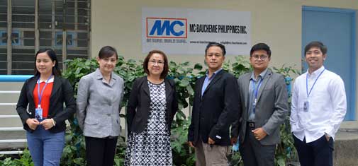 Gruppenbild des Teams der MC-Bauchemie Philippines Inc. mit Geschäftsführerin Shirley Laurel (3. von links) vor dem Firmengebäude in Manila.