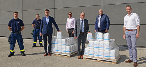 Übergabe der 100 5-Liter-Gebinde Desinfektionsmittel an Oberbürgermeister Bernd Tischler. Von links nach rechts: Samuel Ata, Lukas Abermann (beide THW Bottrop), Nicolaus Müller (Geschäftsführer MC-Bauchemie), John van Diemen (Leiter Forschung & Entwicklung MC-Bauchemie), Bernd Tischler (Oberbürgermeister Stadt Bottrop), Michael Schilf (Betriebsleiter MC-Bauchemie) und Björn Kracht (Business Development Manager MC-Bauchemie).