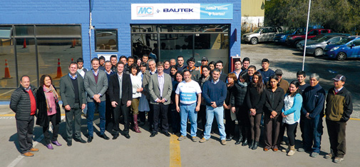 Gruppenbild bei der Vereinigungsfeier: Mitarbeiter der MC Chile und Bautek-Mitarbeiter feiern zusammen mit Nicolaus Müller und Jaques Pinto, gemeinsam verantwortlich für die Expansion der MC in Südamerika, die Vereinigung von Bautek und MC-Bauchemie zu MC Bautek Chile.