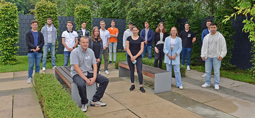 Die neuen Azubis der MC-Bauchemie beim traditionellen Gruppenbild vor dem Ausbildungs- und Trainingszentrum der MC-Bauchemie in Bottrop.