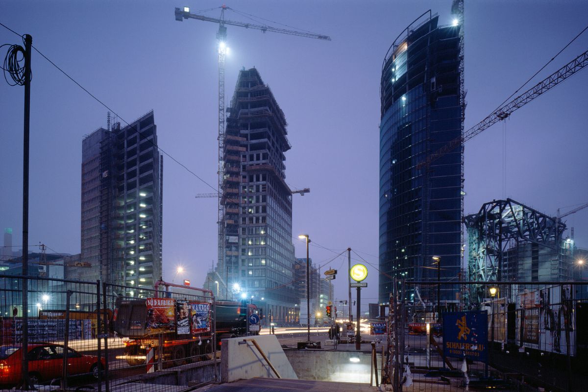 Blick auf die Baustelle der "Neuen Mitte Berlin" Ende der 1990er Jahre.