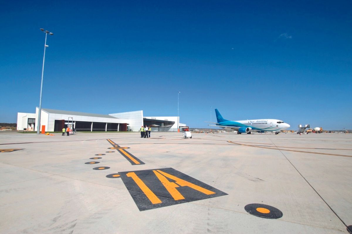 Blick auf die Roll- und Hangarbahnen des Flughafens Brisbane West Wellcamp Airport in Australien. Sie wurden mit dem Geopolymerbeton „Earth Friendly Concrete“ der Firma WAGNERS und Zusatzmitteln der MC gebaut.