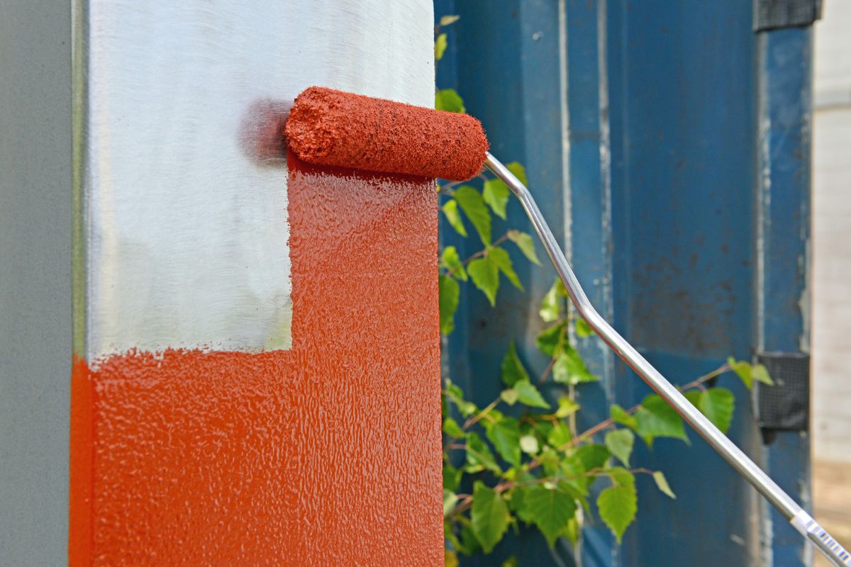 Colusal Speed Primer ist die neue Grundierung für alle Stahlkonstruktionen im Innen- oder Außenbereich. Sie härtet auch bei widrigen Witterungsbedingungen wie Feuchtigkeit und Temperaturen von 2 bis 35 °C sehr schnell und sicher aus und kann nach ca. 2 Stunden wieder überschichtet werden.