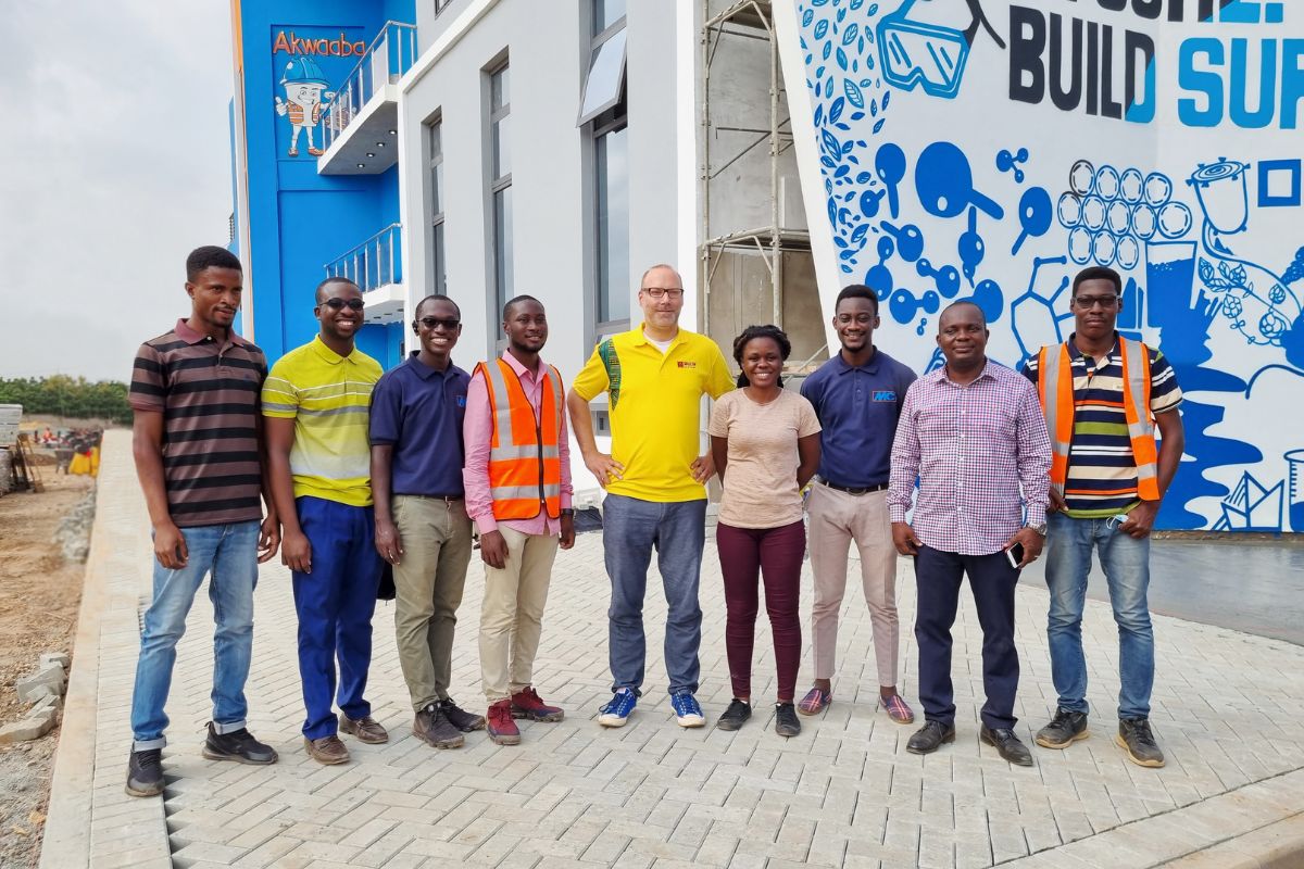 Gruppenbild mit dem R&D-Team der MC-Bauchemie Ghana zusammen mit Dr. Wolfram Schmidt, Koordinator des INFRACOST-Projektes und Mitarbeiter der Bundesanstalt für Materialforschung und -prüfung (BAM), und Noble Bediako, Geschäftsführer der MC-Bauchemie Ghana.