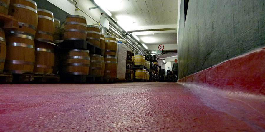 Blick in eine Brauerei: MC-DUR PowerCoat, der neue PU/Mineral-Hybridboden der MC-Bauchemie, bleibt auch bei regelmäßiger Beaufschlagung mit heißem Wasser und der Reinigung mit Chemikalien sowie hohen Punktlasten durch Paletten etc. wie sie in einer Brauerei auftreten formstabil. MC-DUR PowerCoat ist der ideale Industrieboden für die Lebensmittelindustrie und die chemische Industrie sowie für Wasch- und Tankreinigungsanlagen, da Böden dort extrem starken Belastungen durch mechanische Beanspruchung, aggressive Chemikalien oder auch starke Temperaturschwankungen ausgesetzt sind.