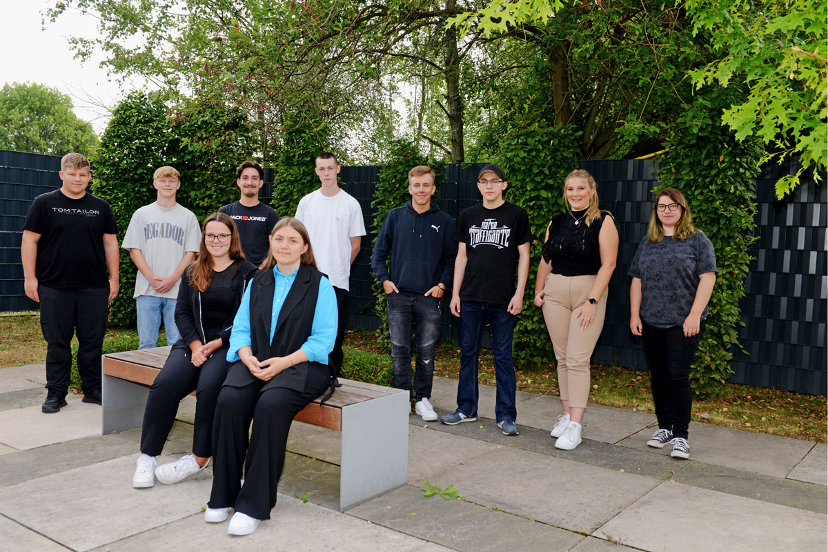 Die neuen Azubis der MC-Bauchemie beim traditionellen Gruppenbild vor dem Ausbildungs- und Trainingszentrum der MC-Bauchemie in Bottrop, stehend v.l.n.r.: Dean Jansen (Produktionsfachkraft Chemie), Neal Rosrodowski (Produktionsfachkraft Chemie), Timon Reiser (Industriekaufmann), Simon Sandmeier (Lacklaborant), Julian Offel (Produktionsfachkraft Chemie), Joel Pchalek (Fachkraft für Lagerlogistik), Melissa Brand (Industriekauffrau) und Alina Althoff (Chemielaborantin); sitzend v.l.n.r.: Alexandra Neu (Industriekauffrau) und Gülsüm Kutluk (Industriekauffrau).