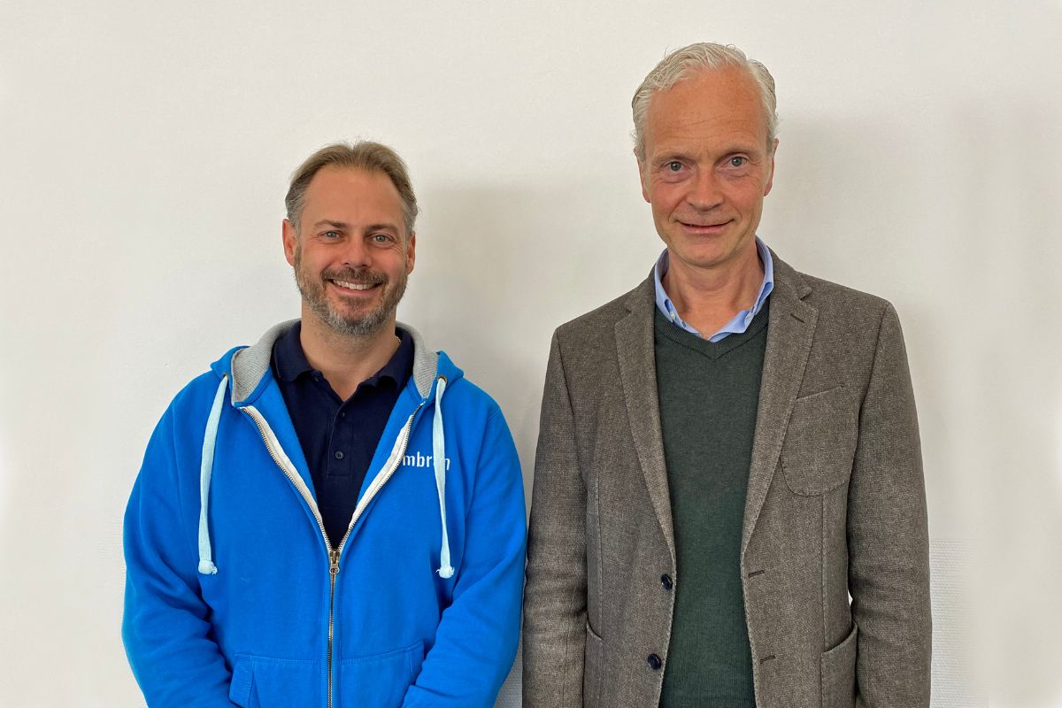 Prof. Dr.-Ing. Karsten Körkemeyer vom Lehrstuhl für Baubetrieb und Bauwirtschaft der TU Kaiserslautern (rechts) zusammen mit Andreas Over, Vertriebsleiter des Fachbereichs ombran der MC-Bauchemie. Zusammen haben sie die CROM-Lehrgangsreihe organisiert.