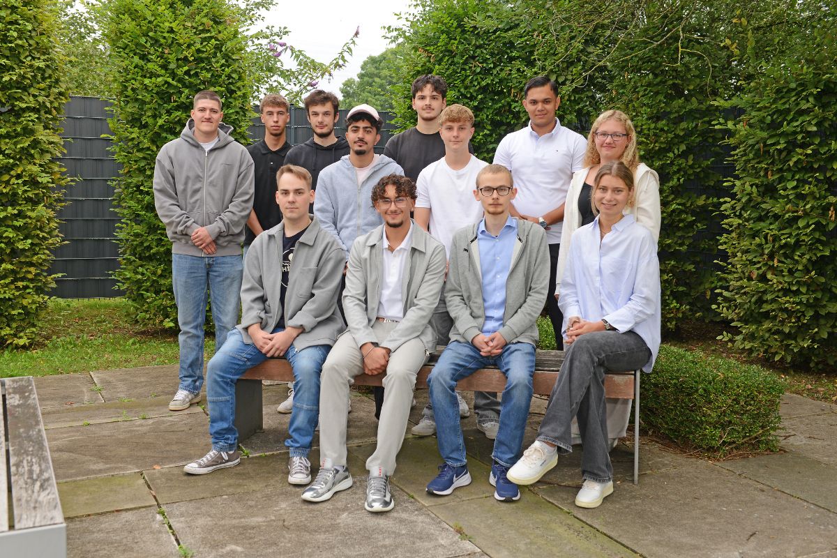 Die neuen Auszubildenden der MC-Bauchemie, hintere Reihe stehend v.l.n.r.: Daniel Emrich (Produktionsfachkraft Chemie), Luca Schweitzer (Industriekaufmann), Jacob Köring (Baustoffprüfer), Harem Khorsheed Mustafa (Fachlagerist), Ömer Demirci (Chemikant), Ben Händel (Produktionsfachkraft Chemie), Edin Hasanovic (Kaufmann für Spedition und Logistikdienstleistung), Marie-Christin Hoffmann (Chemielaborantin). Vordere Reihe v.l.n.r.: Paul Henke (Lacklaborant), Ben-Akram Sakin Mietz (Industriekaufmann), Patrik Bartel (Industriekaufmann), Julia Balster (Industriekauffrau).