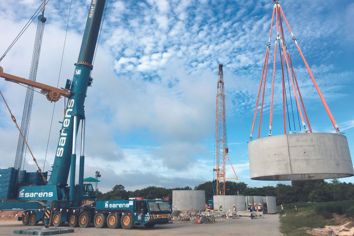 Platzierung des ersten Turmrings auf dem Fundament eines Windkraftturms.