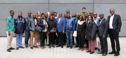 Gruppenbild der Bauingenieure, Planer, Bauunternehmer sowie Vertreter der Bauindustrie aus Ghana nach der Werksbesichtigung bei der MC-Bauchemie in Bottrop.