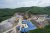 Blick auf die Großbaustelle mit mobilen Betonmischanlagen